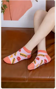 Vista detallada de calcetines cortos de mujer con patrón de comida, diseño sandwich, verano.