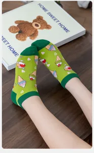 Primer plano de calcetines de verano verdes con bonito diseño de helado, tela suave.