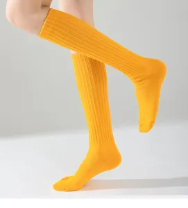 Detailaufnahme von leuchtend gelben, gerippten Schlauchsocken mit weicher, bequemer Textur.