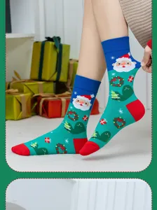 Primo piano di calze natalizie festive con Babbo Natale e motivi di regali chiari.