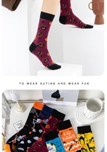 Halloween Baumwollsocken mit Kürbis und Totenkopf Motiven, bequeme gestrickte Details.