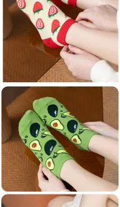 Detailansicht niedlicher, niedrig geschnittener Socken mit fröhlichem Erdbeer- und Avocadomotiv.