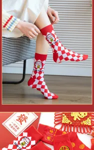 Rote Jacquard Mittelsocken fuer das chinesische Neujahrsfest Geschenk Schlangenjahr.