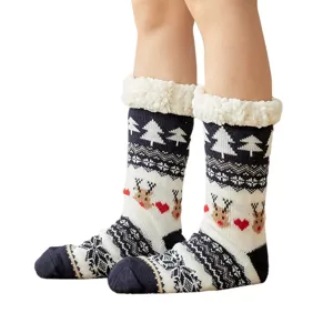 Warme weihnachtliche Flauschesocken mit Rentier- und Baummuster für gemütliche Wintertage.