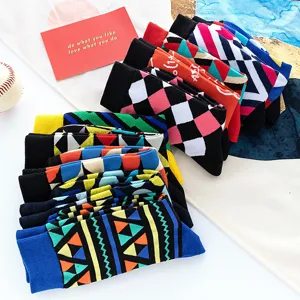 Chaussettes longues en coton à imprimé géométrique coloré pour hommes et femmes au quotidien.