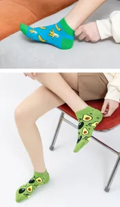 Niedliche Fruchtmuster Knöchelsocken, Bananen Avocado Design, weiche Alltagsdetails.