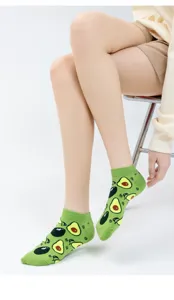 Nahaufnahme Detail niedlicher grüner Kurzsocken mit fröhlichem Avocado-Muster für den Alltag.