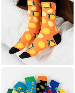 Detailansicht von bunten Fruchtmuster-Mittelsocken mit süßen Zitronen- und Bananenmotiven.