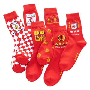 Rote Neujahrs-Baumwollsocken mit Glückskatze und chinesischen Schriftzeichen für Feste.