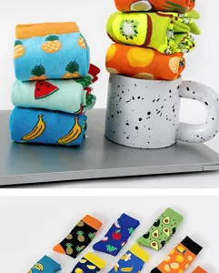 Süße bunte Obstmuster Mittelsocken Baumwolle lässige Neuheit Socken für Frauen und Paare.