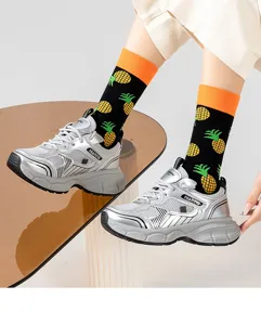 Detailaufnahme der trendigen Damen Wadenstrümpfe mit tollem Ananas Muster und orangenem Bund.