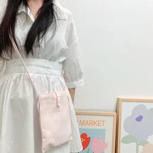 Detaillierte Ansicht der schlichten einfarbigen rosa Canvas Umhängetasche für Damen.