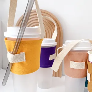 Kaffeebecher-Hülle aus Leinen mit Tragegriff und Strohhalmhalter für unterwegs.