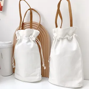 Borsa tote minimalista in tela bianca per bottiglia d'acqua con manici marroni e coulisse.