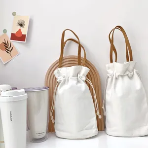 Borsa tote in tela tinta unita minimalista con manici marroni e dettaglio con coulisse.