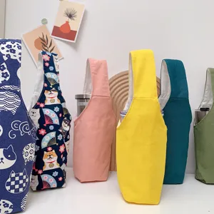 Detailansicht niedlicher Stoff Becherhülle, tragbare Kaffeetasse Tasche mit Tiermustern.