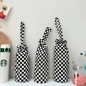 Schwarz-weißer karierter Canvas-Wasserflaschenbezug mit praktischem Kordelzug und Henkel.