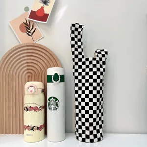 Einfache schwarz-weiße karierte Canvas Wasserflasche Hülle tragbare Tasse Tasche Alltag
