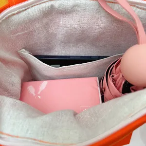 Canvas-Taschen-Innendetail zeigt geräumiges Aufbewahrungsfach und praktische Innentasche.