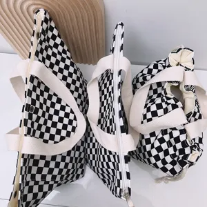 Set de bolsos de lona a cuadros blancos y negros, diseño minimalista con asas y cordón.