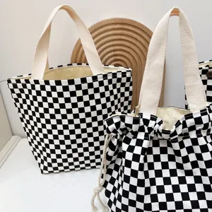 Bolso tote de lona a cuadros blancos y negros, elegante bolsa bento para almuerzo con asas duraderas.