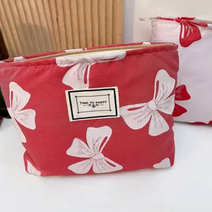Rote Kosmetiktasche mit weißem Schleifenmuster, Stoff Make-up Etui für Reisen und Aufbewahrung.