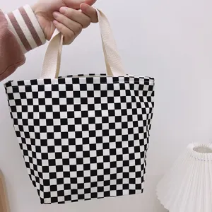 Bolsa tote de lona a cuadros en blanco y negro de moda, bolso elegante para almuerzo diario.