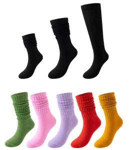 Detailansicht von bunten Slouch Socks, weiche gerippte lange Socken für Damenmode.