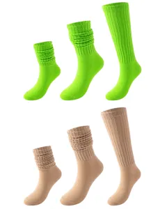 Nahaufnahme von einfarbigen Slouch-Socken in Neon grün und Khaki mit gestapeltem Design.