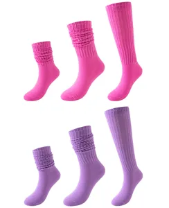 Bunte Slouch-Socken mit Rippbündchen, weiche Strickstruktur, kuschelige und modische Details.