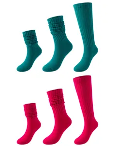 Detailansicht bunter Stulpensocken, bequeme Baumwoll-Strick-Langsocken für den Alltag.