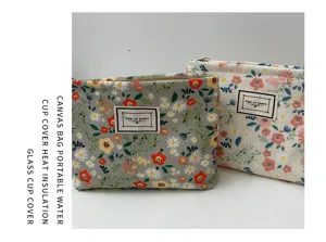 Detailansicht der floralen Kord-Tasche mit Reißverschluss und niedlichem Blumenmuster-Design.