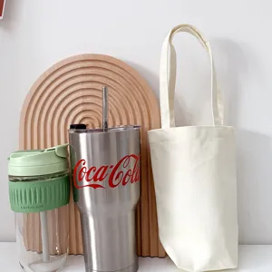 Detailansicht der Leinentagetasche und tragbaren Becher in einem ordentlichen Design.