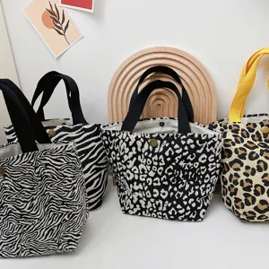 Borsa a mano bento in tela, elegante borsa portaoggetti con stampa leopardata e zebrata.