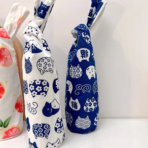 Stilvoller Canvas Wasserflaschenbeutel im japanischen Design mit Griff und niedlichen Mustern.
