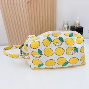 Vista detallada del neceser de lona con estampado de limón, bolsa de maquillaje.