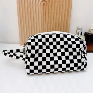 Bolsa de cosméticos de lona a cuadros blancos y negros con cremallera y asa portátil.