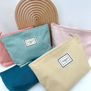 Vista dettagliata della semplice borsa cosmetica in tela color caramella pochette da viaggio