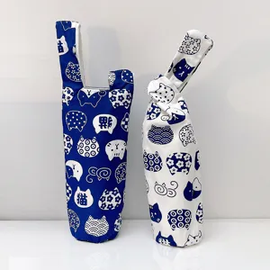 Detail japanische Leinen Wasserflasche Huelle, blau weisse Katzen Muster tragbare Tasche