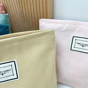 Primo piano dei dettagli della borsa cosmetica in tela dai colori caramella minimalisti.