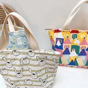 Detailansicht der niedlichen Cartoon-Lunchtasche mit wasserdichtem Stoff und Reißverschluss.