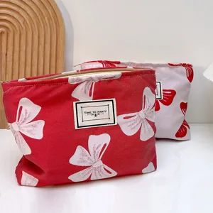 Tragbare Kosmetiktasche mit süßem Schleifen-Druck, ideal für Reise und Alltag.