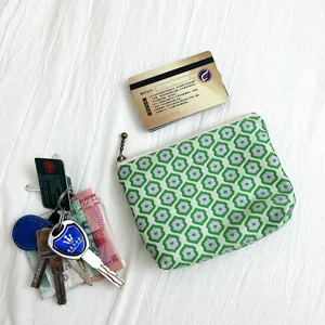 Nahaufnahme der kleinen Kosmetiktasche mit Blumenmuster, besticktes Etui für den Alltag.
