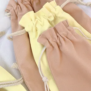Detailaufnahme von weichen Canvas Kordelzug Aufbewahrungsbeuteln in Rosa und Gelb.