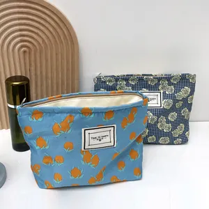 Floral cosmetic bag fashion portable zipper storage pouch for women daily travel makeup kit.