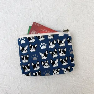 Nahaufnahme Detail der blauen Segeltuch Münztasche mit französischem Bulldoggen Muster.
