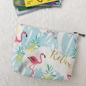 Detailansicht der niedlichen Canvas-Brieftasche mit Flamingo-Ananas-Druck und Reißverschluss.