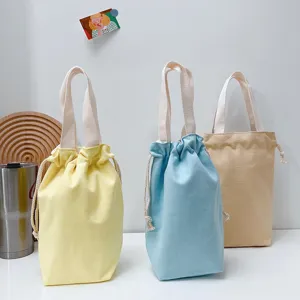 Detailansicht der Canvas Kordeltasche, bunte Tassenhülle und praktische Aufbewahrung für unterwegs.