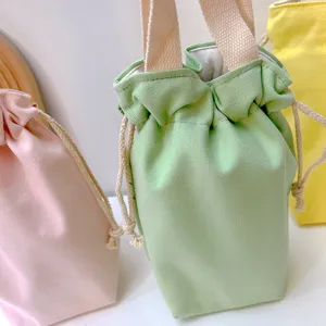 Pastellfarbene Kordelzug Leinwand Becherhülle und tragbare Thermobecher Tasche Detail.