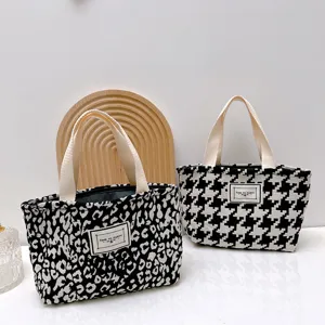 Bolso tote clásico de lona con elegante estampado de pata de gallo y leopardo con cremallera.